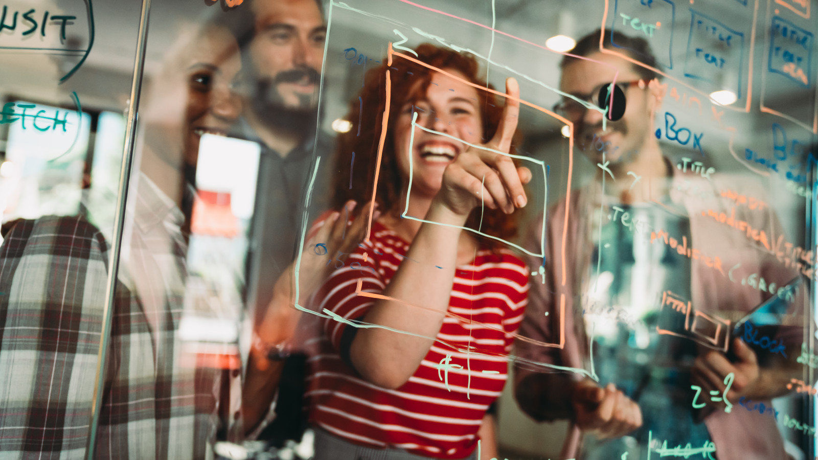 Frau an einem Whiteboard
