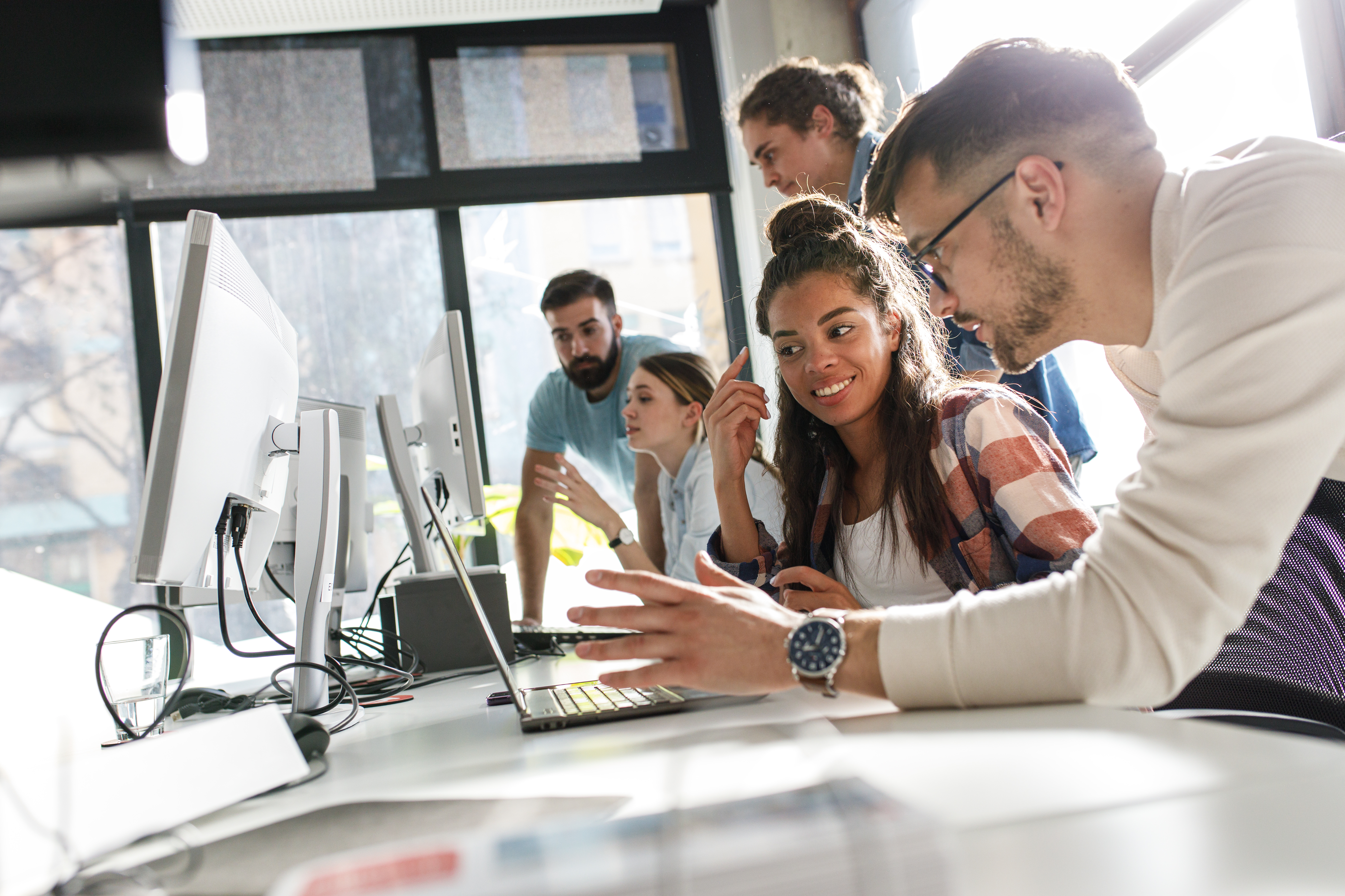 Team vor einem Laptop