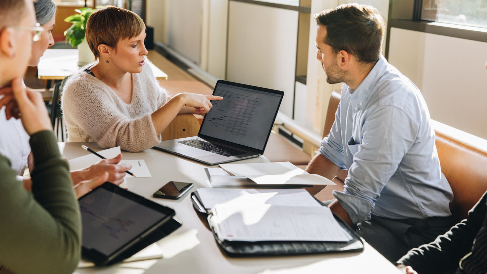Team vor einem Laptop